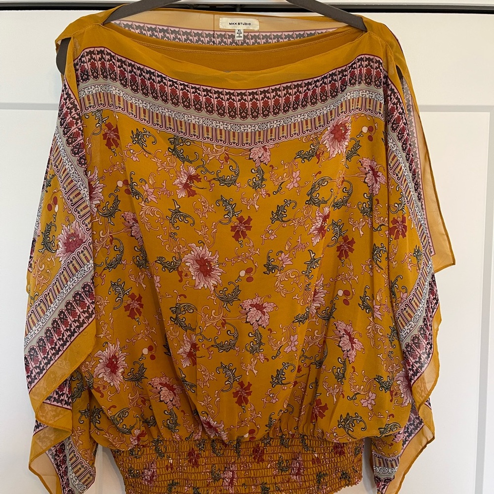 Women’s cold shoulder blouse. Size XL.